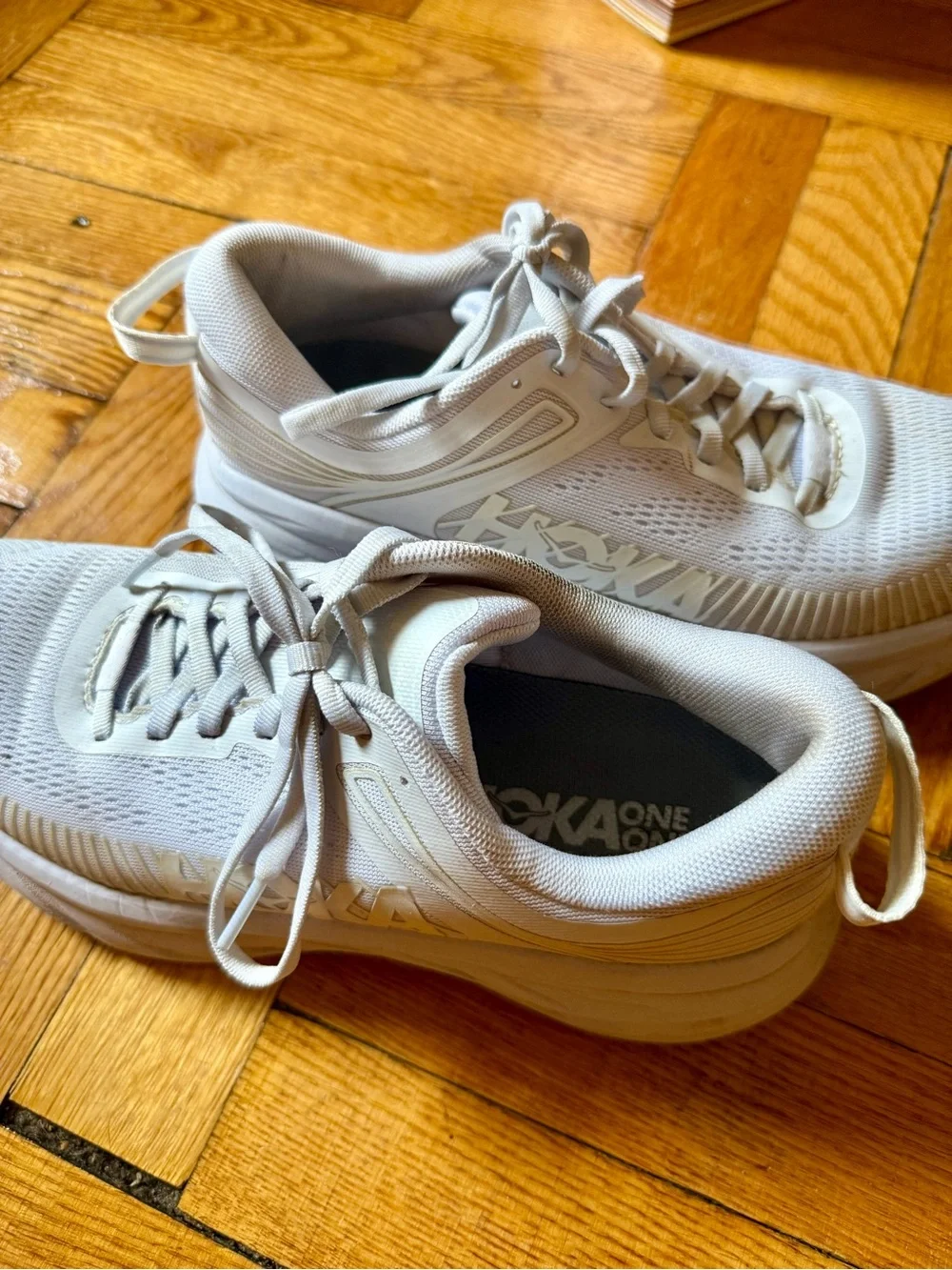 Hoka all white Bondi 7 Women’s 8.5 - Picture 4 of 10